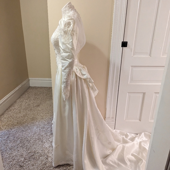 Vintage 80s wedding dress. High neck, long sleeve, size 0. - Picture 2 of 9